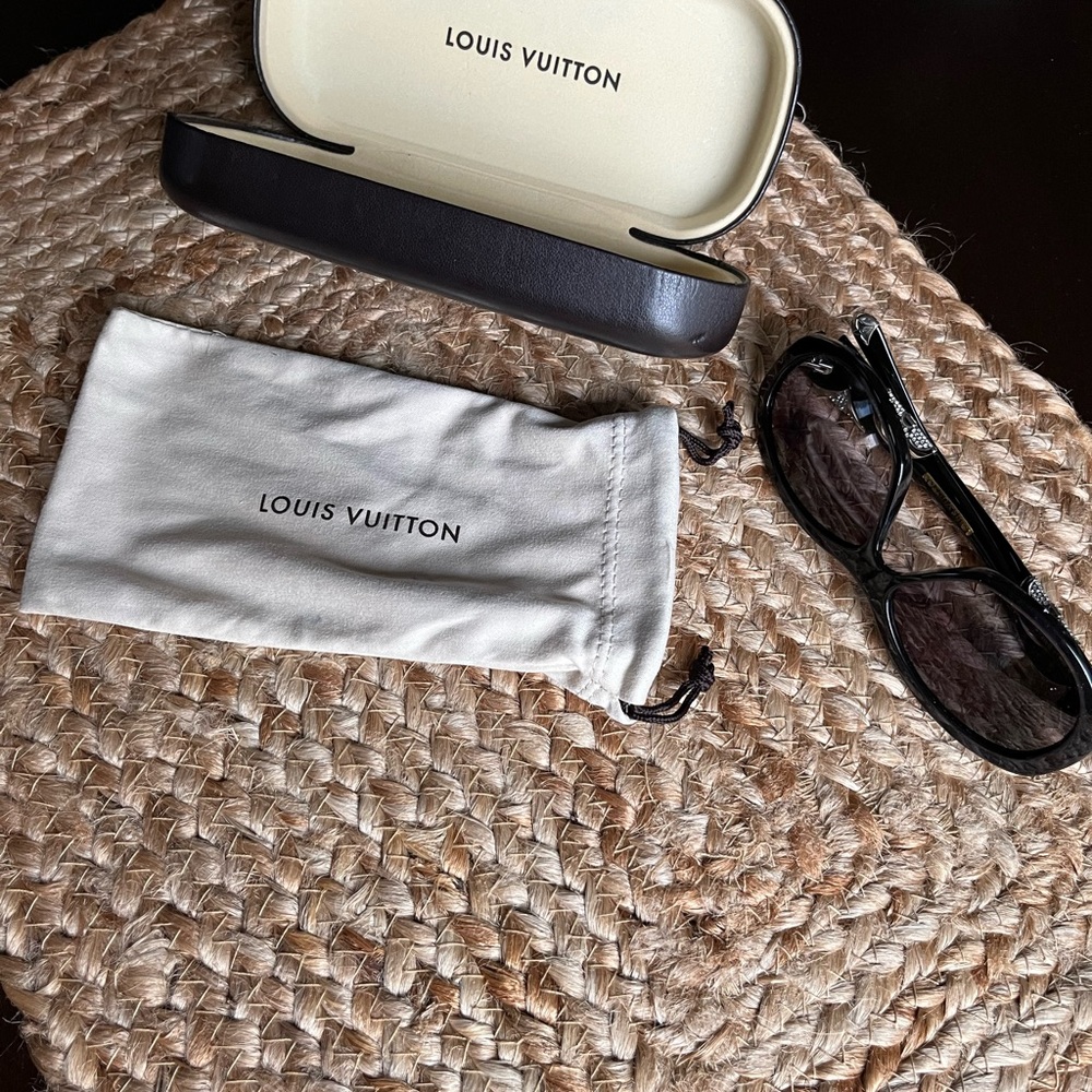 Authentic LOUIS VUITTON Black Speckling
Acetate Iris PM Sunglasses Z0333W